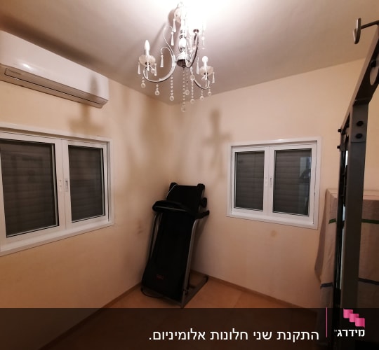 חלונות אלומיניום עם תריסים בחדר